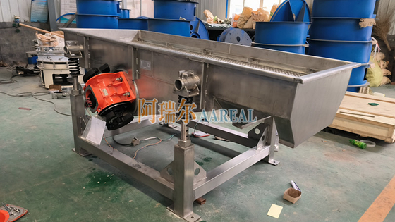 1000*2500mm Adjustable Angle Stainless Steel 304 Linear Vibrating Sieve untuk Ice Cubes