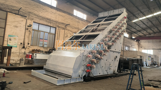 2400*6000mm 3 Deck High Frequency Screen Vibratory Sieve Untuk Partikel Karbonat Kalsium Marmer Pemisahan yang Tepat Didorong oleh Motor yang Tidak Seimbang