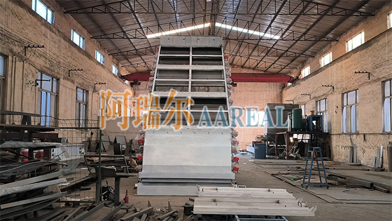 1 ~ 2 Deck 2000 * 5000mm Kapasitas Besar Frekuensi Tinggi Screen Vibrating Sieve Screening Machine Untuk pupuk kimia NPK Dengan getaran kecepatan tinggi 3000 ~ 3600 RPM