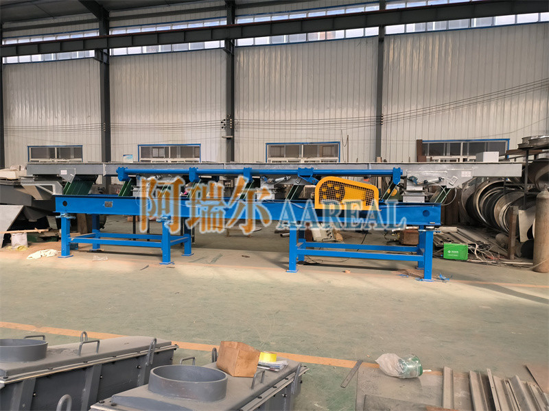Stainless Steel Teflon Coated Leaf Spring Balanced Eccentric Vibratory Conveyor Untuk Produk Karet Rumput Alam Dengan Fungsi Pendingin